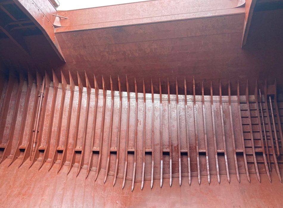 ravo Ship's team performing cargo hold cleaning in Türkiye.