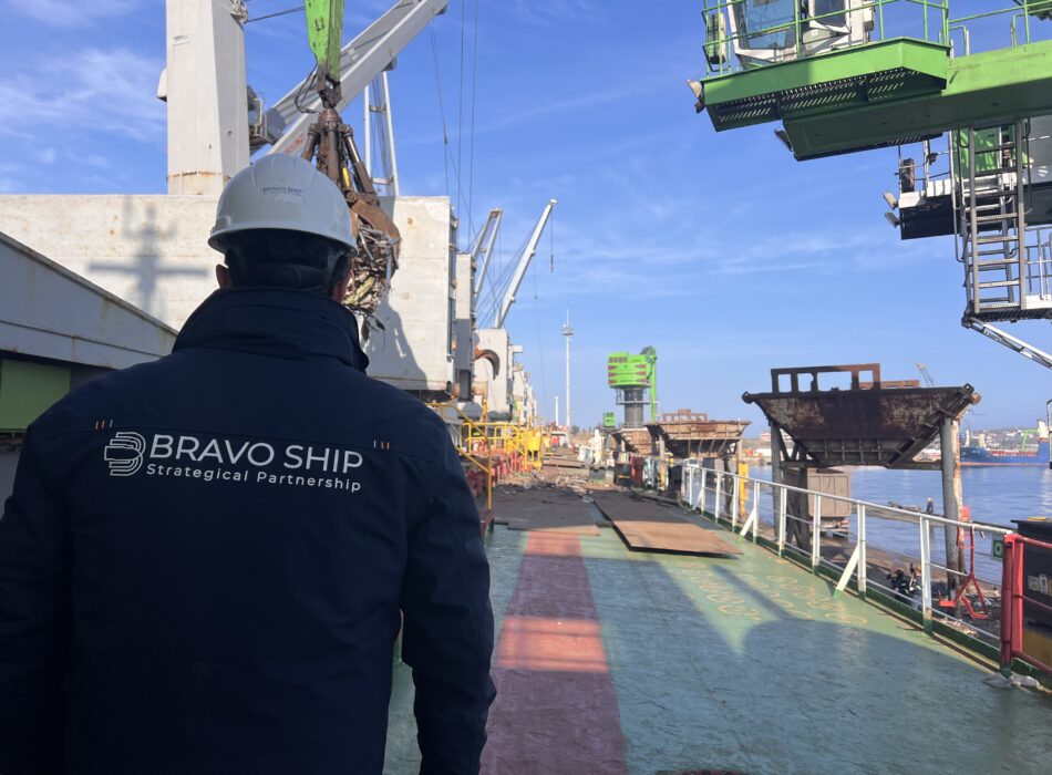 Bravo Ship technical team conducting hydraulic and structural grab repair operation at port in Turkey.